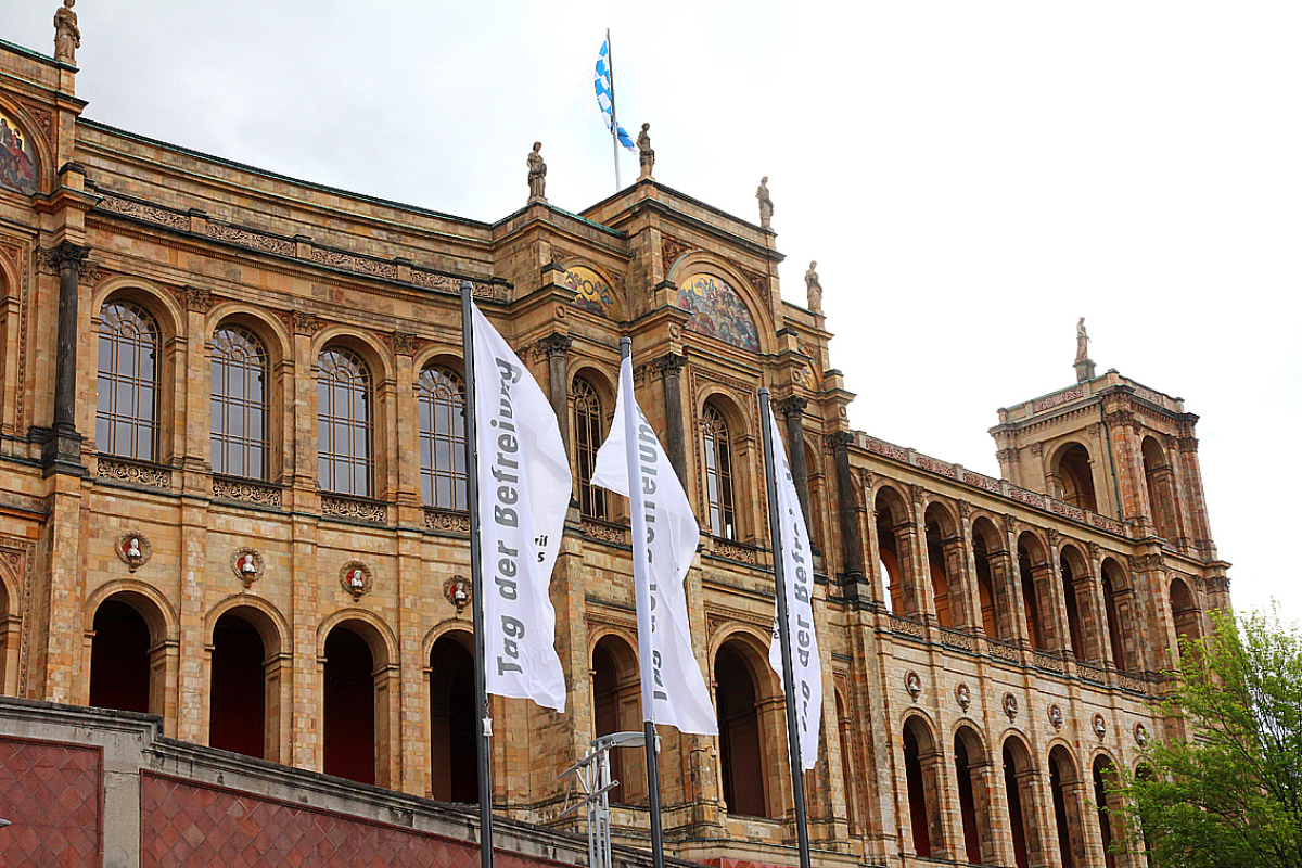 Weiße Fahnen am Maximilianeum