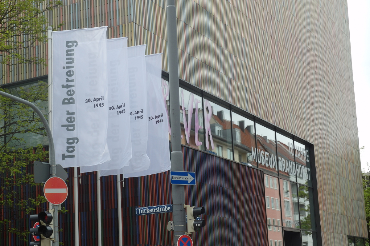Weiße Fahnen am Museum Brandhorst