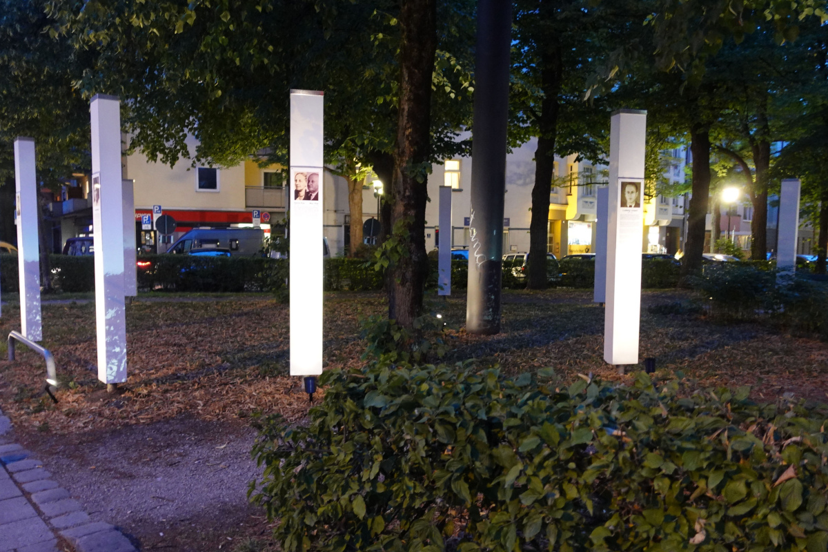 Beleuchtete Gedenkstelen