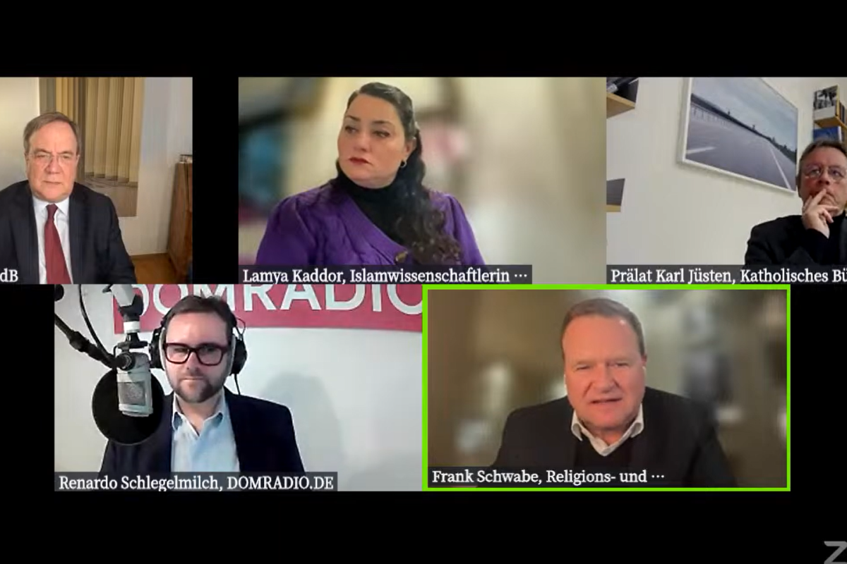Die Diskutanten und der Moderator