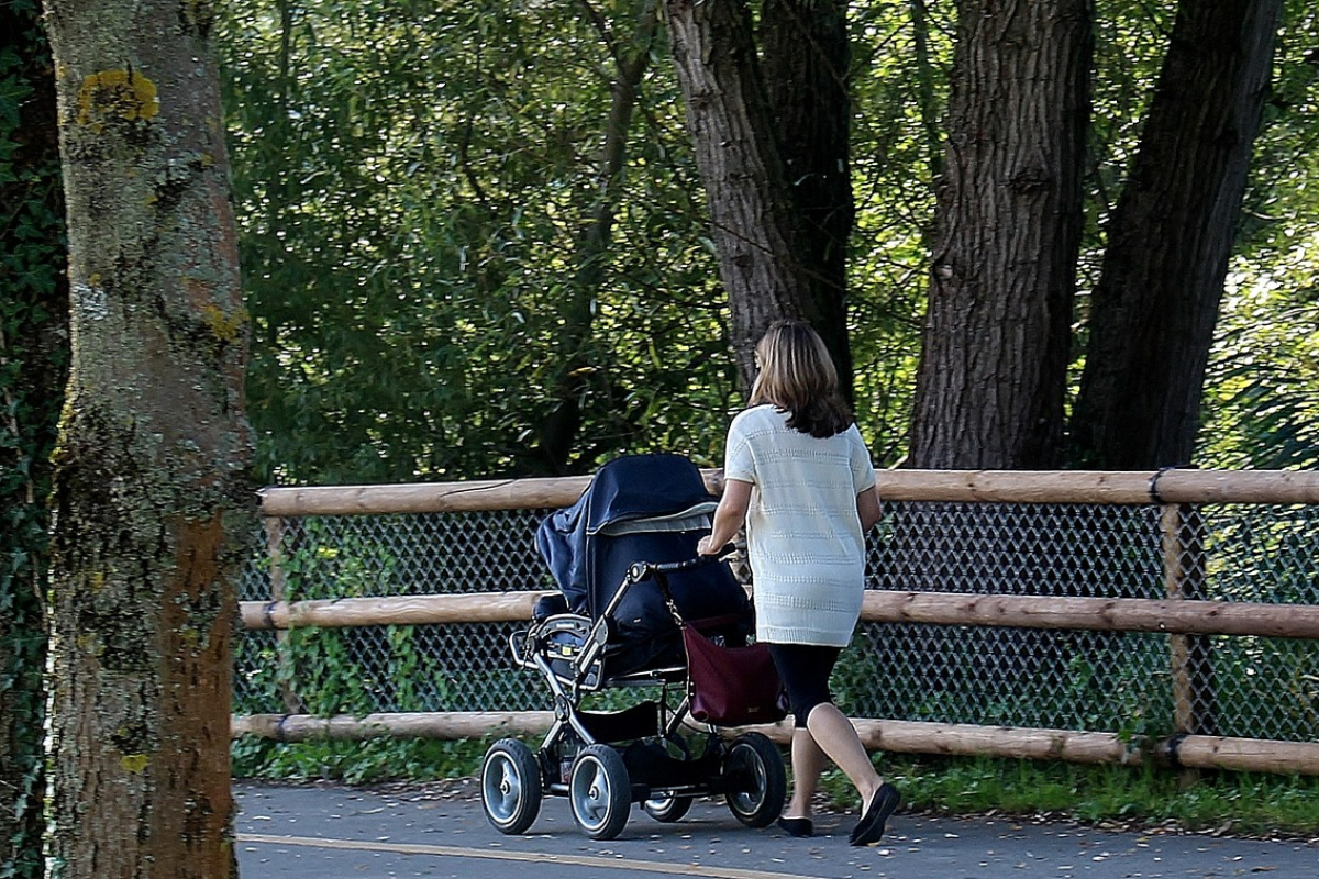 Frau mit Kinderwagen