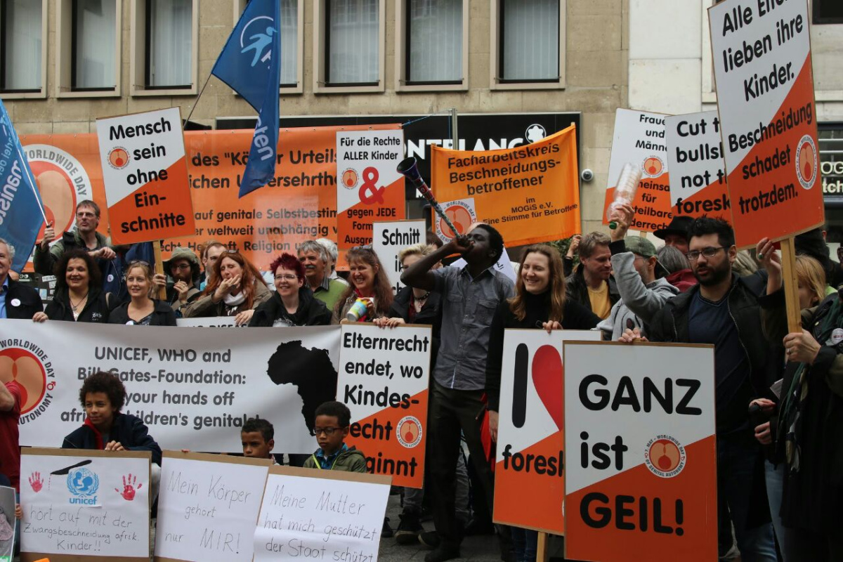 Kundgebung am "Weltweiten Tag der genitalen Selbstbestimmung" 2017 in Köln