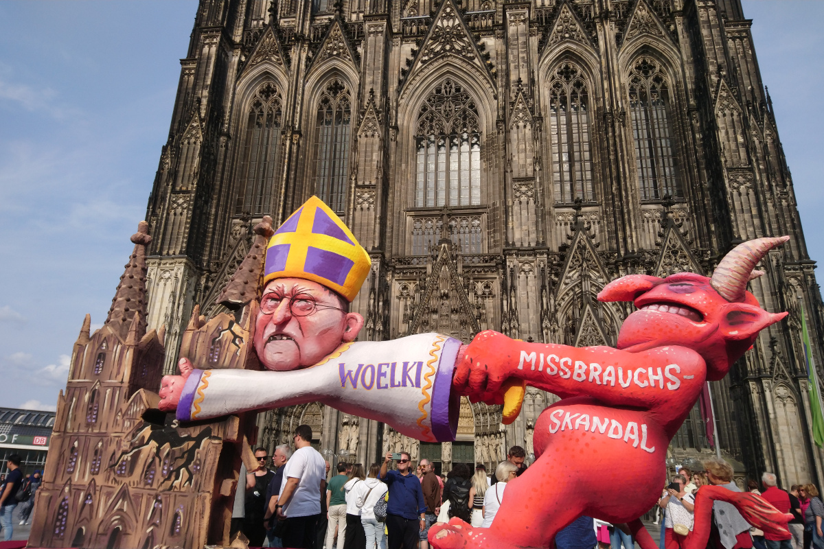 "Zappel-Woelki" vor dem Kölner Dom
