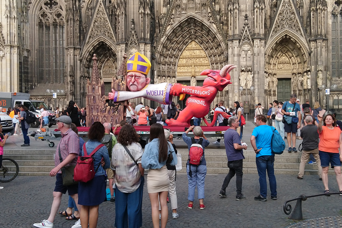 "Zappel-Woelki" vor dem Kölner Dom