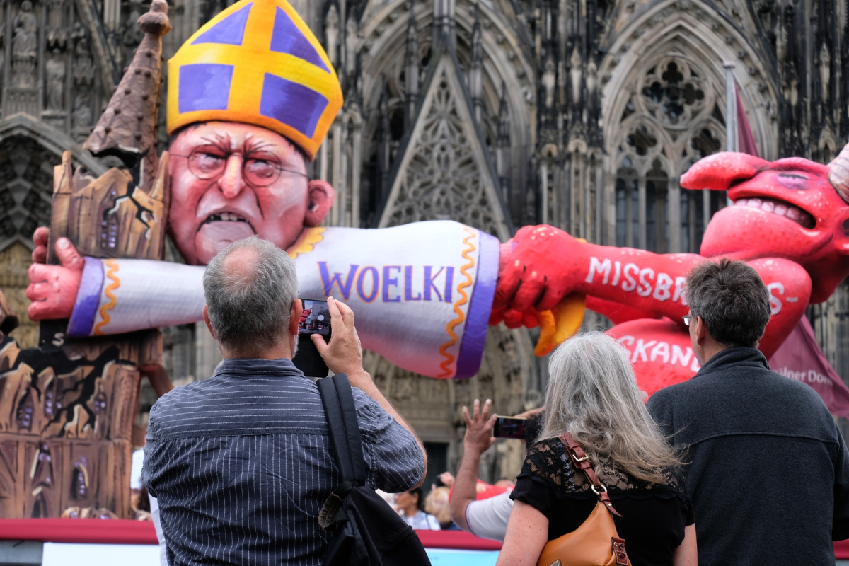 Woelki-Skulptur wird fotografiert