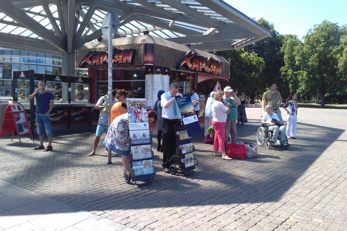 Die Zeugen Jehovas missionieren in Berlin-Spandau.