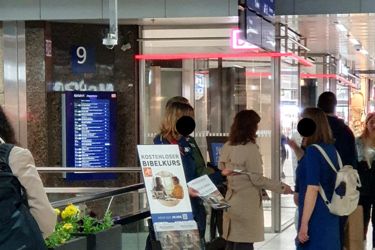 Zeugen Jehovas verteilen Informationsmaterialien