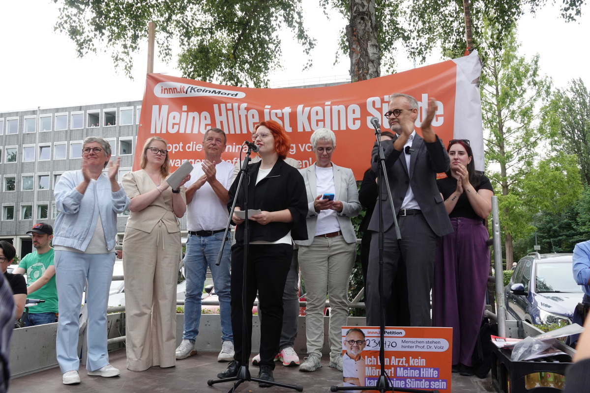 Bühne bei der Demo vor dem "Christlichen Krankenhaus Lippstadt"