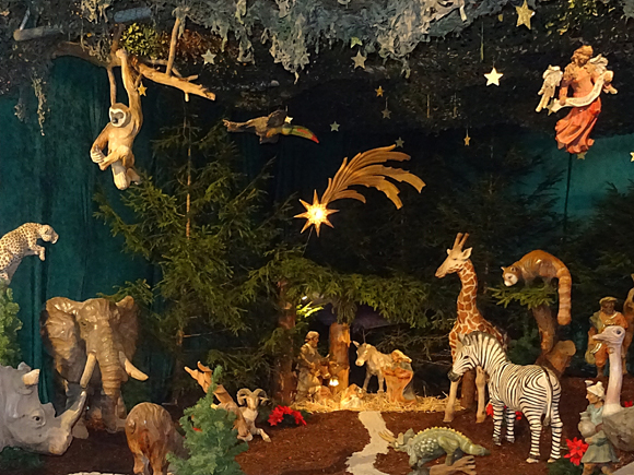 Gloria in excelsis Deo: Dinosaurier und Weihnachtsengel im Augsburger Zoo. (Foto: GAP)